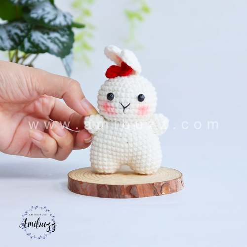 White rabbit with bow free amigurumi crochet pattern