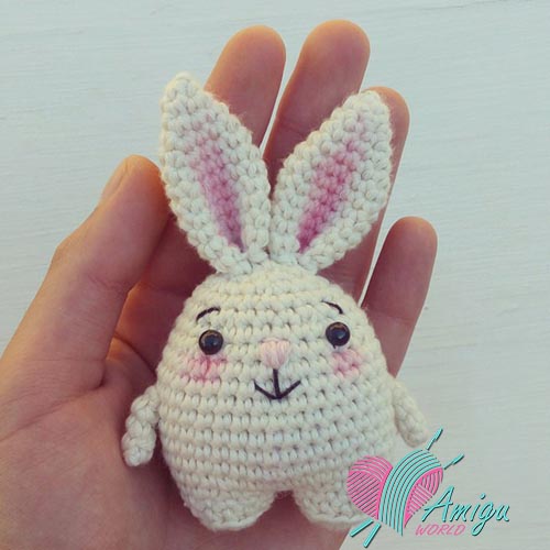 Sweet Bunny amigurumi keychain – Spanish pattern