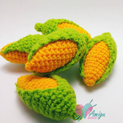 Corn amigurumi keychain – Thai pattern