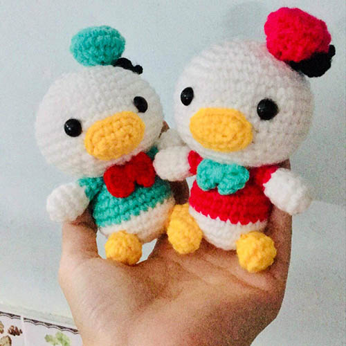 Donald amigurumi keychain – Thai pattern