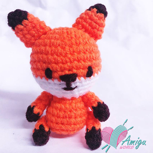 Fox amigurumi keychain – Thai Pattern
