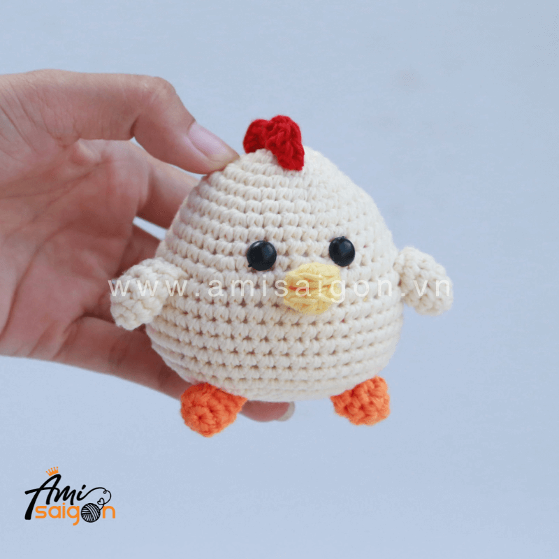 Free Crochet Pattern for Chubby Chicken Amigurumi (picture: @amisaigonvn)