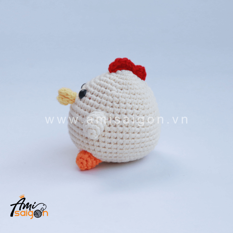 Free Crochet Pattern for Chubby Chicken Amigurumi (picture: @amisaigonvn)