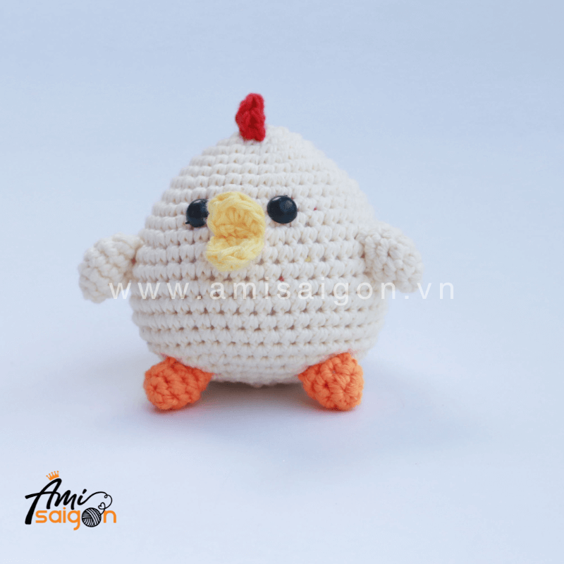Free Crochet Pattern for Chubby Chicken Amigurumi (picture: @amisaigonvn)