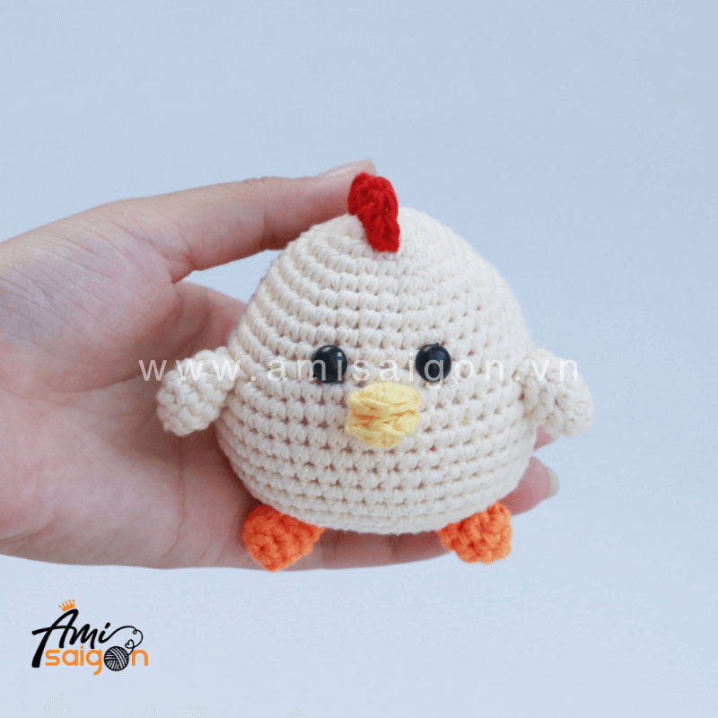 Free Crochet Pattern for Chubby Chicken Amigurumi (picture: @amisaigonvn)