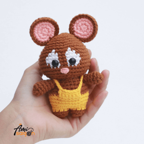 Chart móc miễn phí chuột mặc yếm bằng len xinh xắn