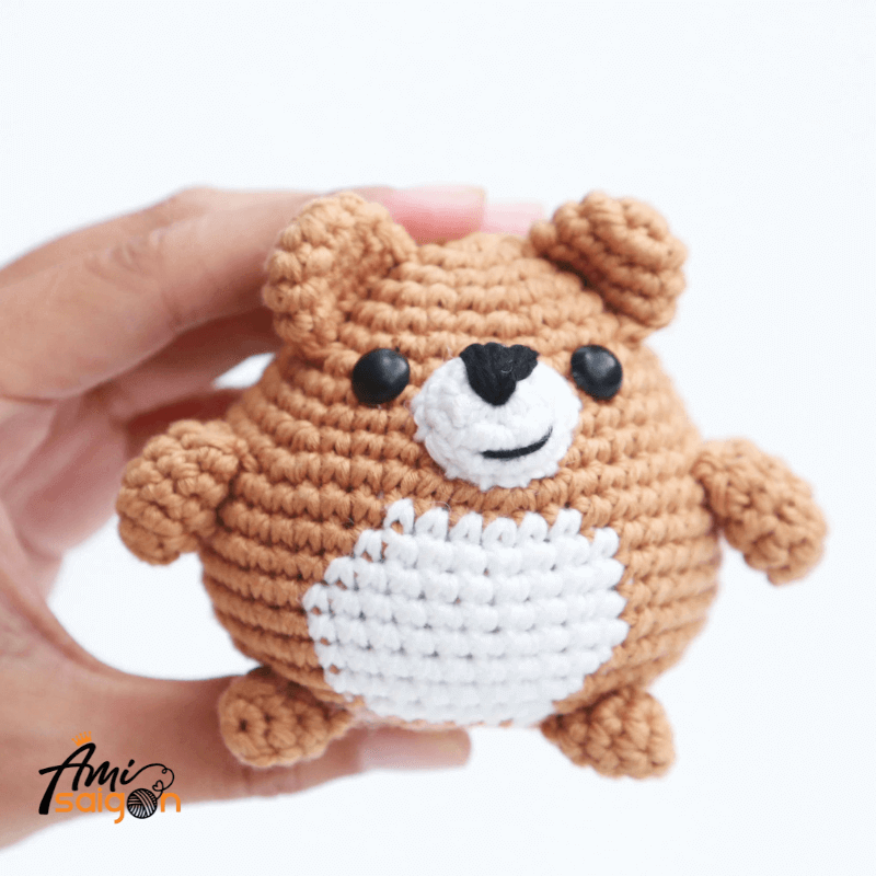 Chú gấu Teddy bằng len amigurumi - Chart móc miễn phí (Ảnh: @amisaigonvn)