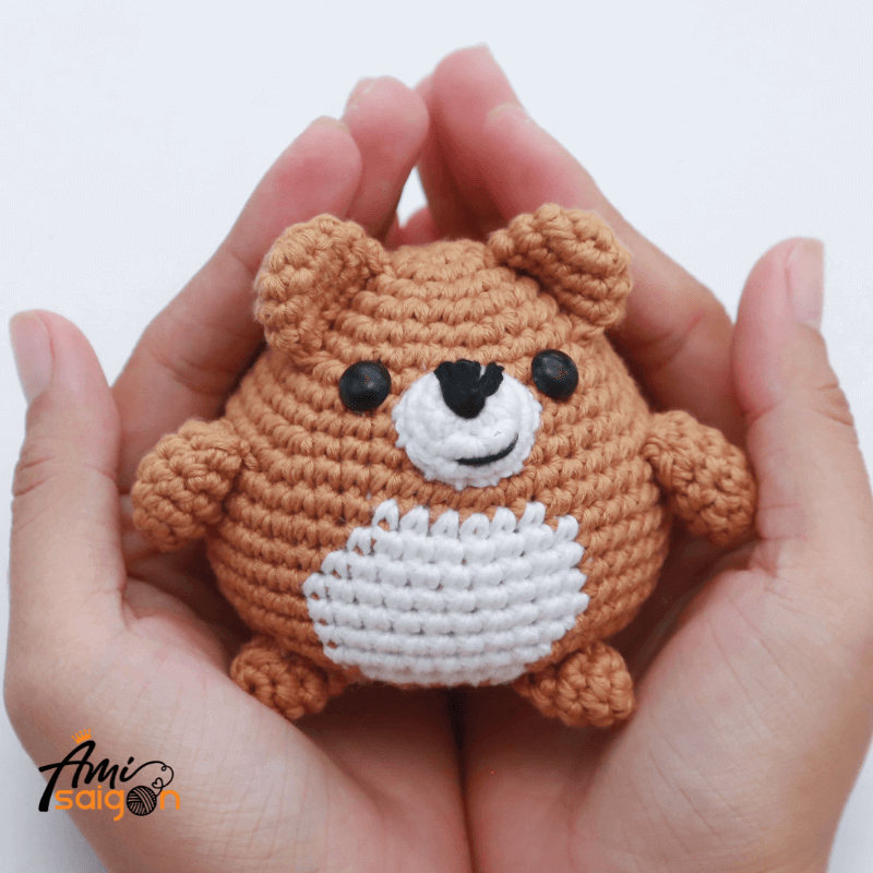 Chú gấu Teddy bằng len amigurumi - Chart móc miễn phí (Ảnh: @amisaigonvn)