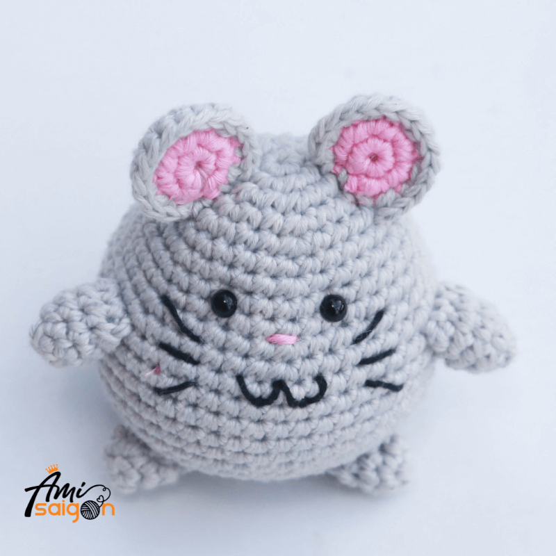 Con chuột xinh xắn bằng len amigurumi - Chart móc miễn phí (Ảnh: @amisaigonvn)