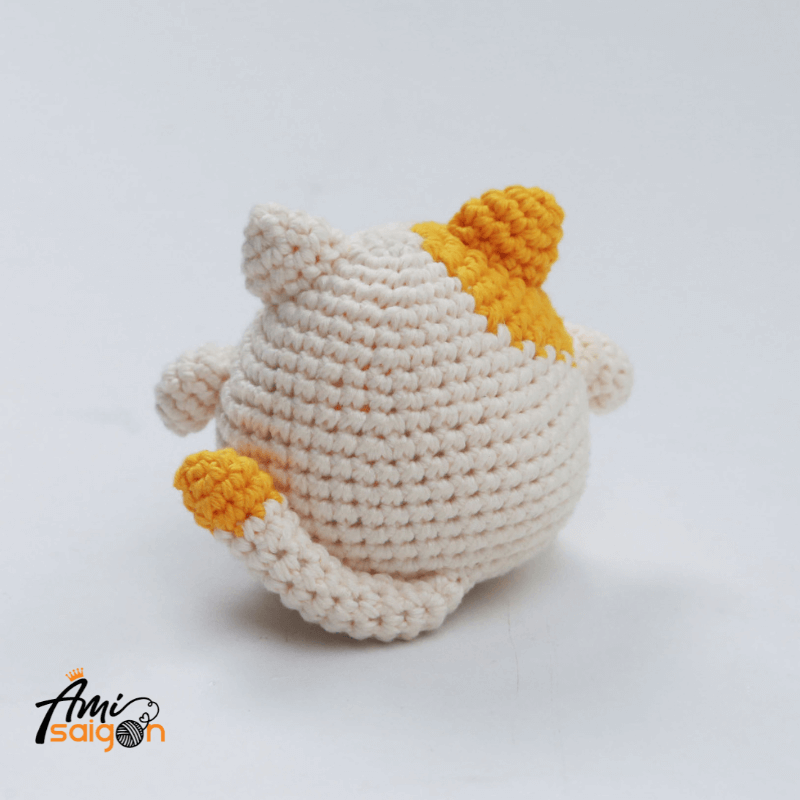 Con mèo cute bằng len amigurumi - Chart móc miễn phí (Ảnh: @amisaigonvn)