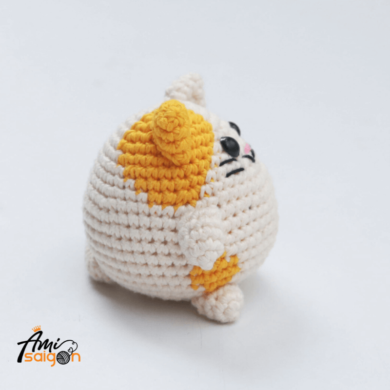 Con mèo cute bằng len amigurumi - Chart móc miễn phí (Ảnh: @amisaigonvn)