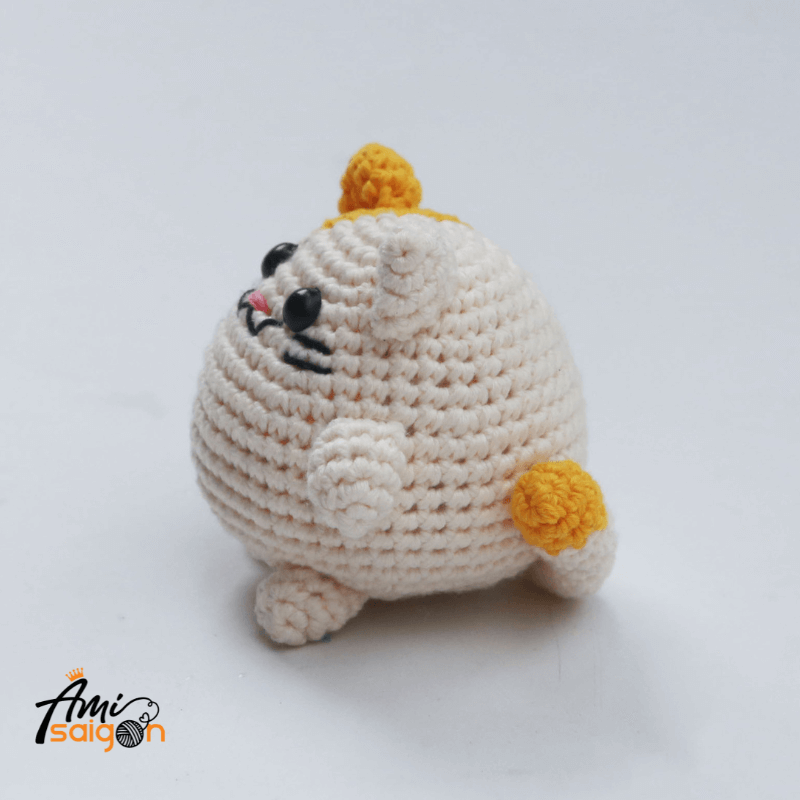 Con mèo cute bằng len amigurumi - Chart móc miễn phí (Ảnh: @amisaigonvn)