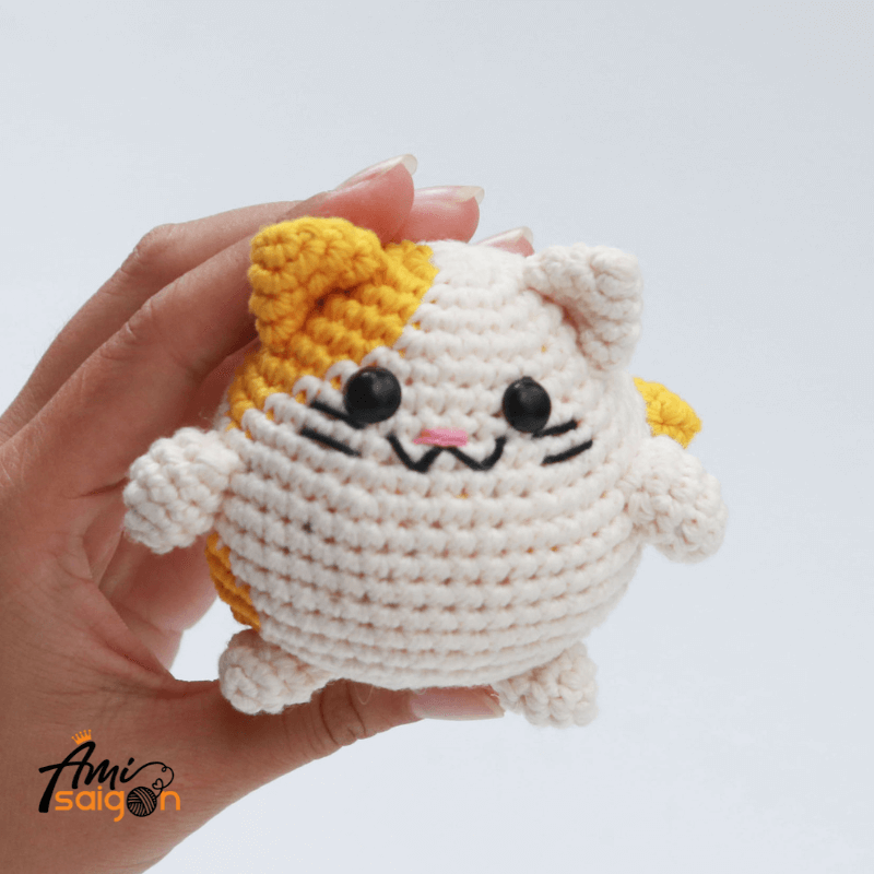 Con mèo cute bằng len amigurumi - Chart móc miễn phí (Ảnh: @amisaigonvn)