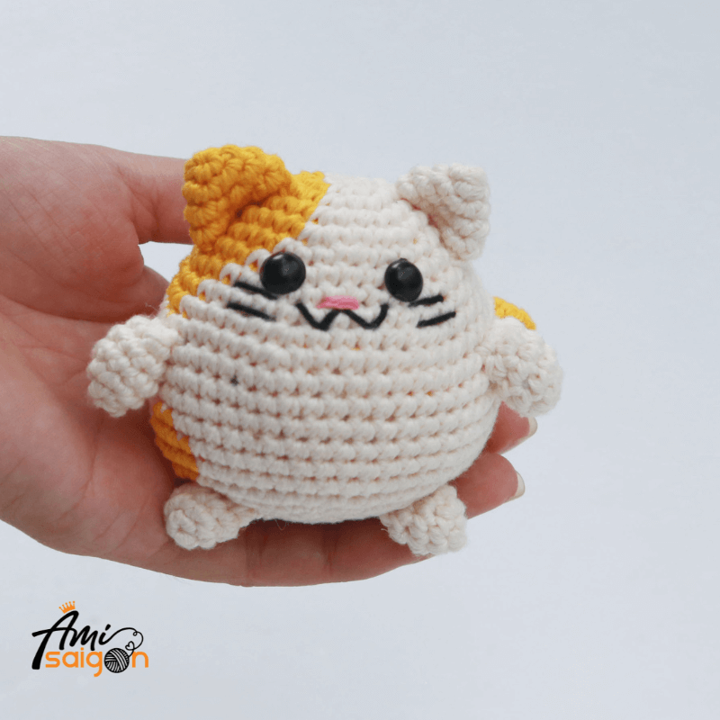 Con mèo cute bằng len amigurumi - Chart móc miễn phí (Ảnh: @amisaigonvn)