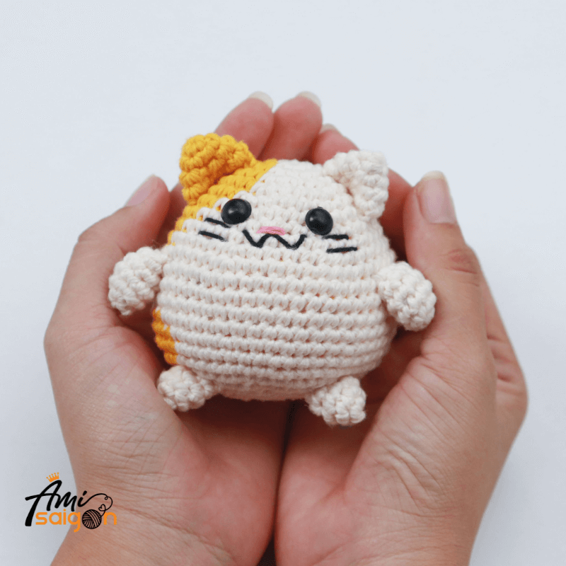 Con mèo cute bằng len amigurumi - Chart móc miễn phí (Ảnh: @amisaigonvn)