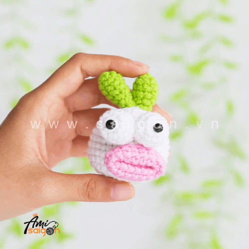 Cartoon onion with a funny face amigurumi free crochet pattern