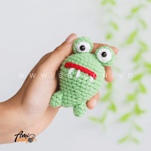 Cute frog with bulging eyes cartoon free crochet pattern