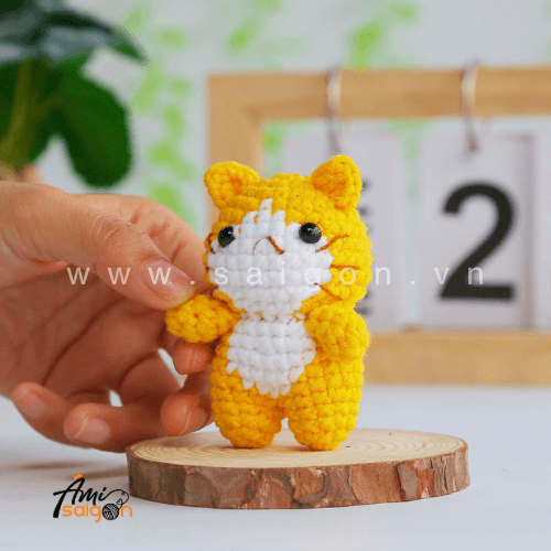 Mini cat keychain free amigurumi crochet pattern