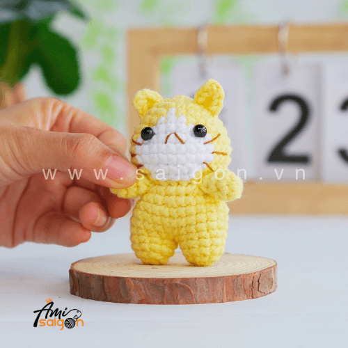 Tiny cat keychain amigurumi free crochet pattern
