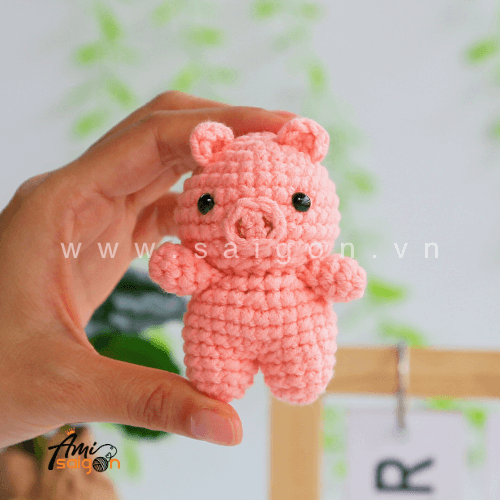 Free amigurumi pink pig pattern – Sweet, silly and easy to love