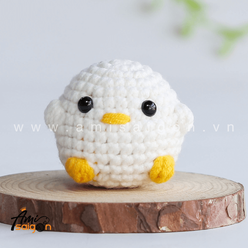 No-sew Tiny Duck Amigurumi - Free Crochet pattern by AmiSaigon