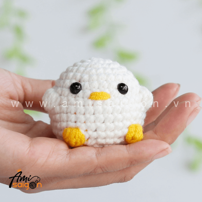 No-sew Tiny Duck Amigurumi - Free Crochet pattern by AmiSaigon