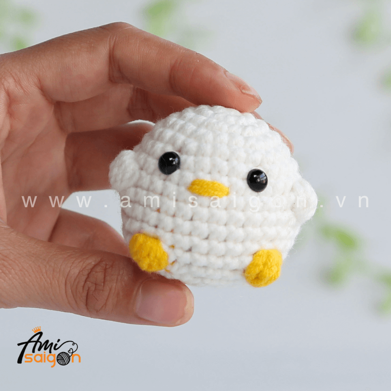 No-sew Tiny Duck Amigurumi - Free Crochet pattern by AmiSaigon