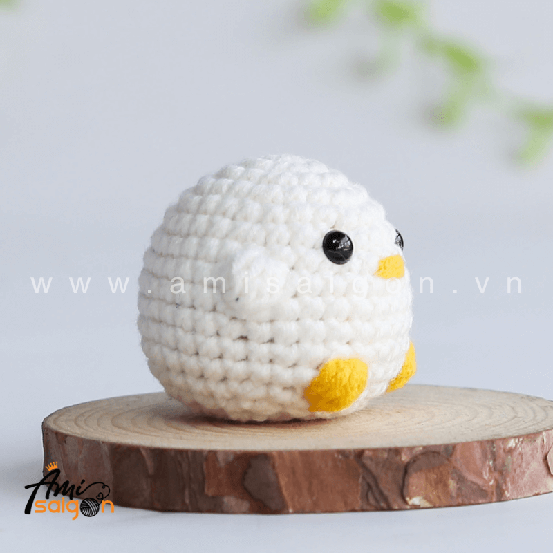 No-sew Tiny Duck Amigurumi - Free Crochet pattern by AmiSaigon
