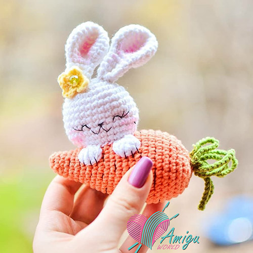 Bunny hugs carrot – Turkish Pattern
