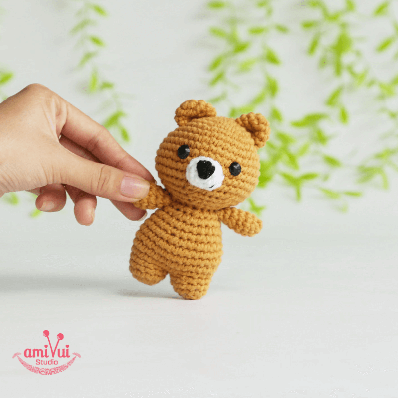 Small Bear amigurumi - Free crochet pattern by Amivui Studio