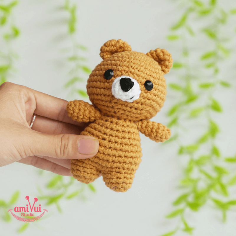 Small Bear amigurumi - Free crochet pattern by Amivui Studio