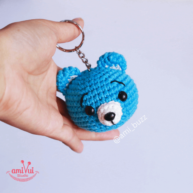 Bear keychain amigurumi – Free crochet pattern by Amibuzz