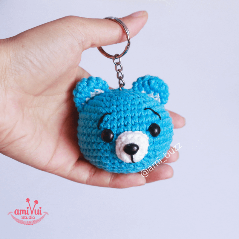 Bear keychain amigurumi – Free crochet pattern by Amibuzz