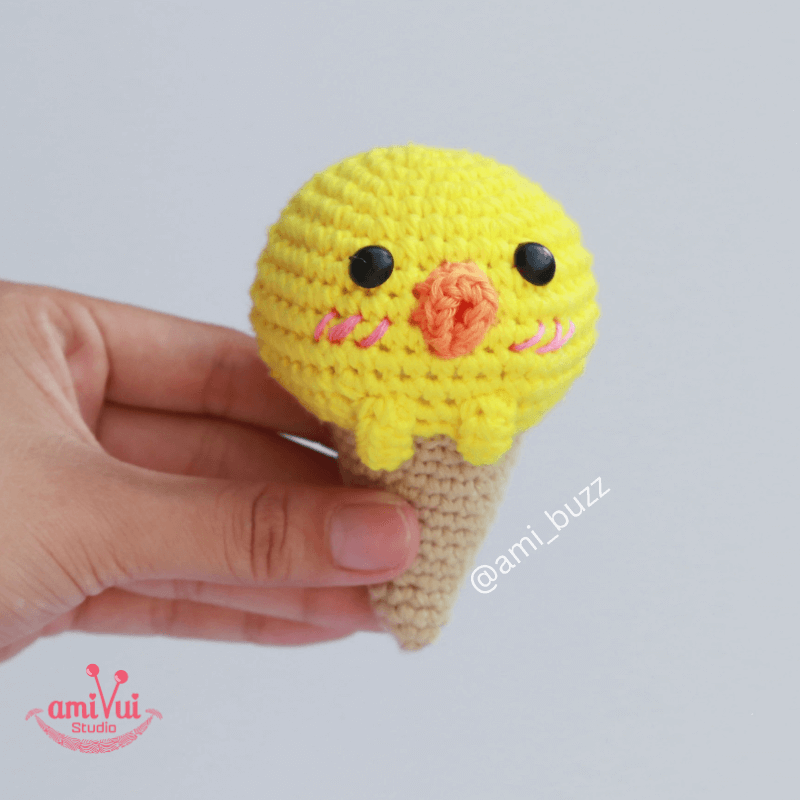 Ice Cream keychain amigurumi – Free crochet pattern by Amibuzz