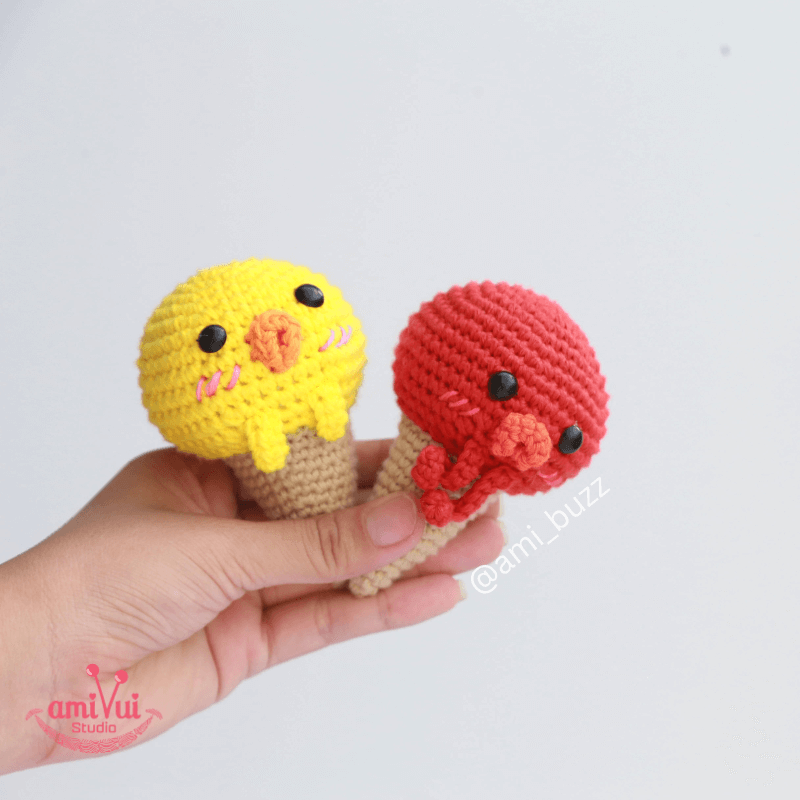 Ice Cream keychain amigurumi – Free crochet pattern by Amibuzz