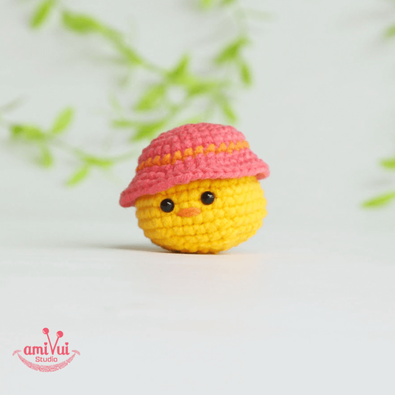 Chick with hat amigurumi – Free crochet pattern by Amivui Studio
