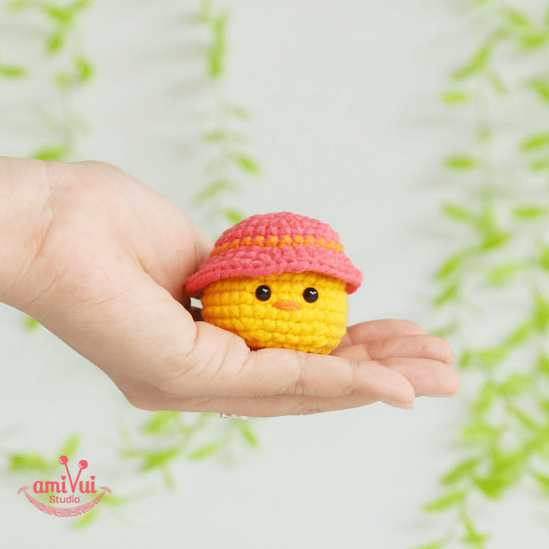 Chick with hat amigurumi – Free crochet pattern by Amivui Studio