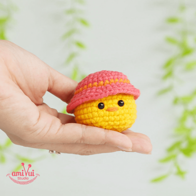 Chick with hat amigurumi – Free crochet pattern by Amivui Studio