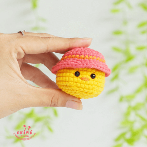 Charming Chick with hat amigurumi keychain Free pattern