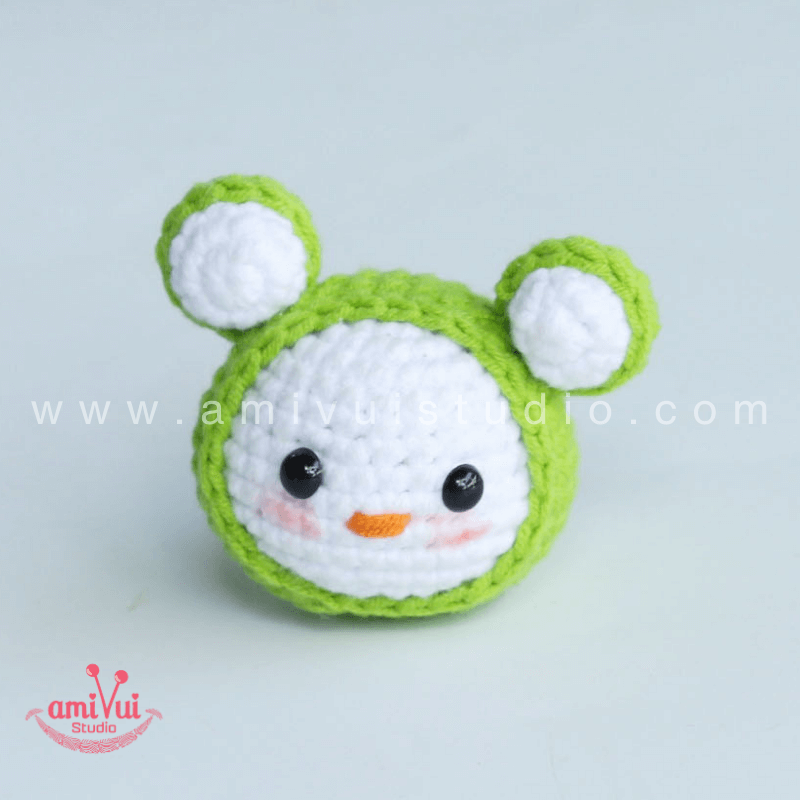 Tiny Frog amigurumi – Free crochet pattern by AmivuiStudio