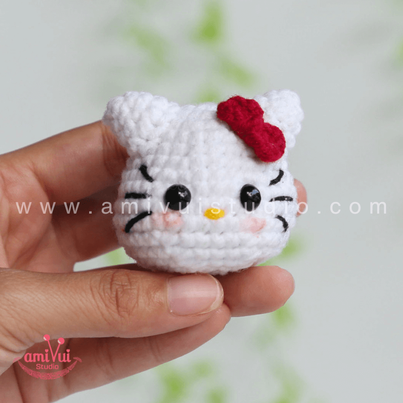 Tiny Hello Kitty amigurumi – Free crochet pattern by AmivuiStudio