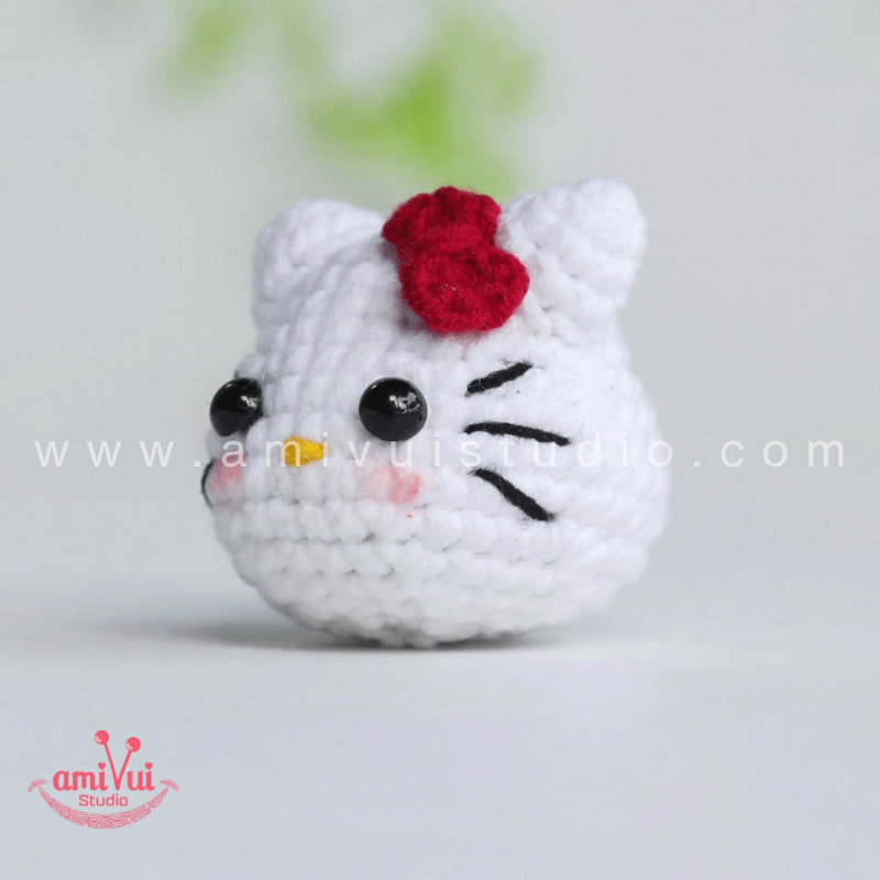 Tiny Hello Kitty amigurumi – Free crochet pattern by AmivuiStudio