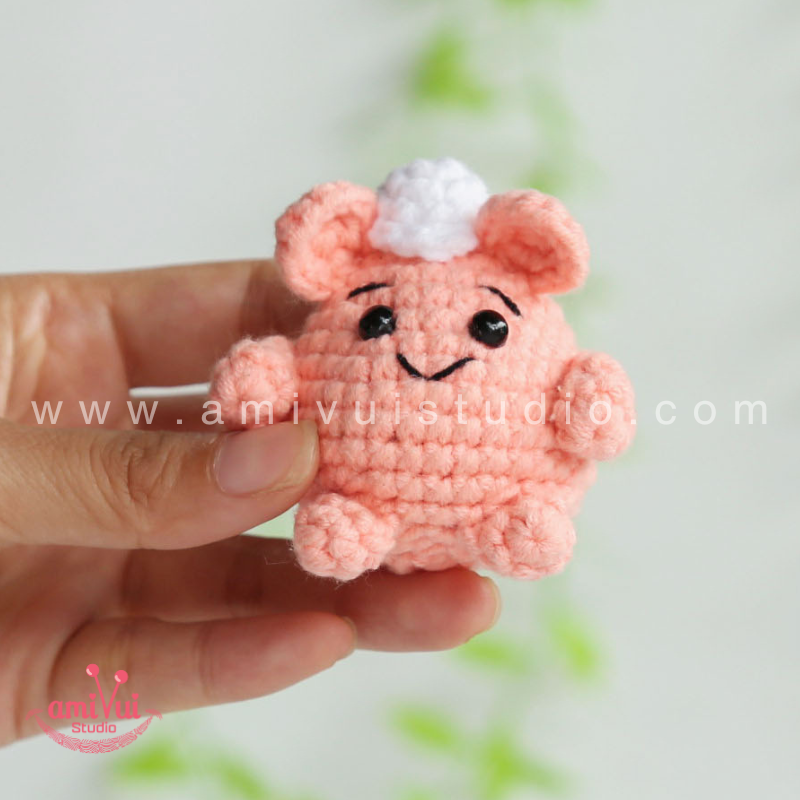 Crochet Mouse keychain - Free Amigurumi Pattern by AmivuiStudio