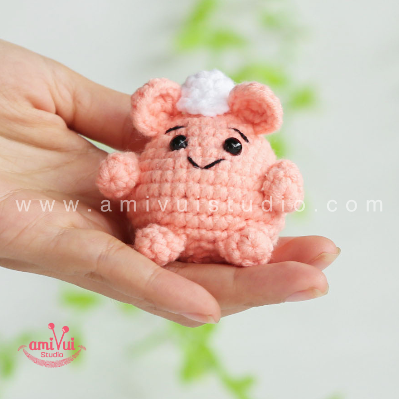 Crochet Mouse keychain - Free Amigurumi Pattern by AmivuiStudio