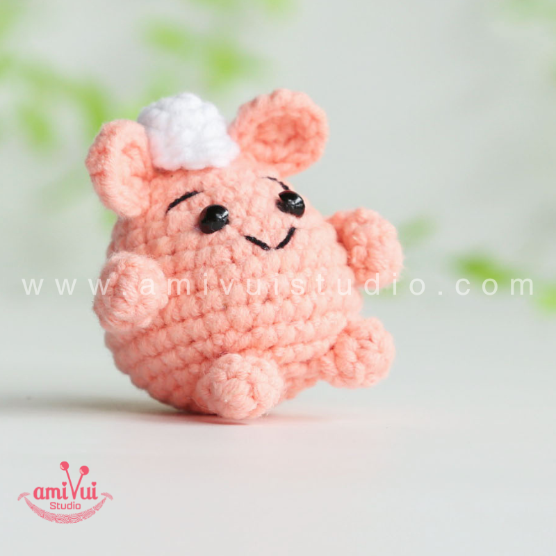 Crochet Mouse keychain - Free Amigurumi Pattern by AmivuiStudio
