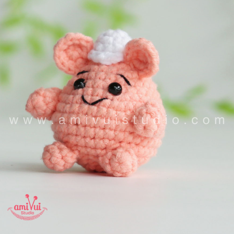 Crochet Mouse keychain - Free Amigurumi Pattern by AmivuiStudio