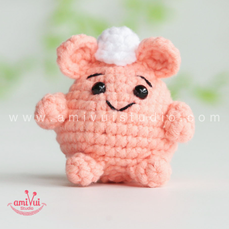 Crochet Mouse keychain - Free Amigurumi Pattern by AmivuiStudio