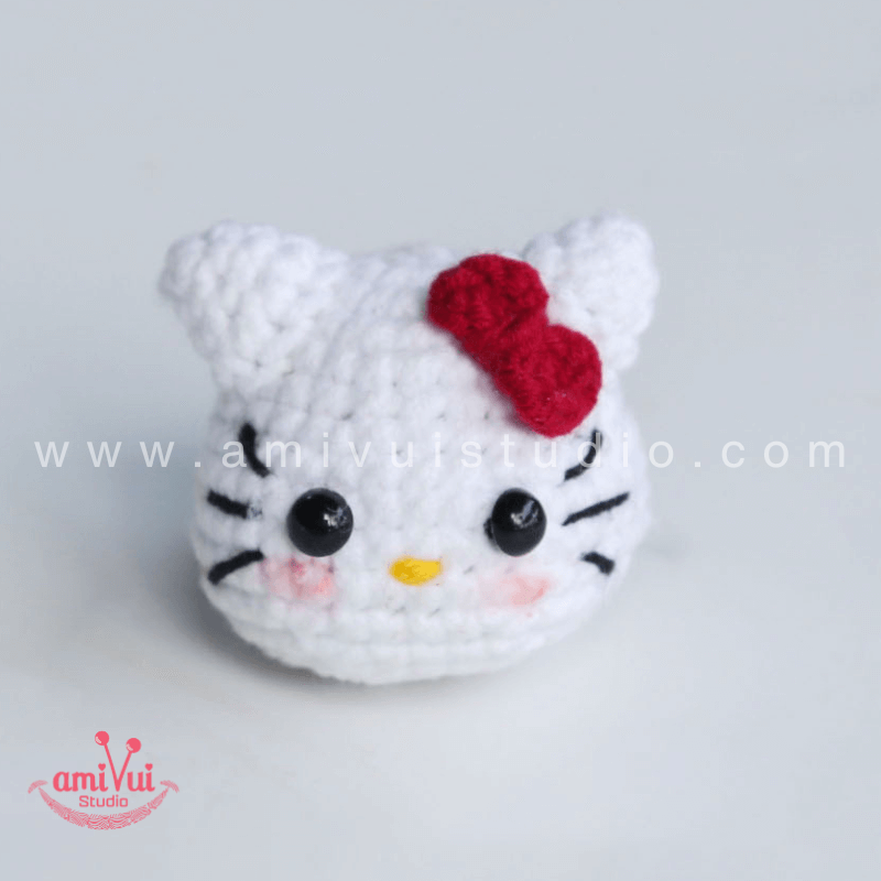 Hướng dẫn cách làm móc khoá mèo Hello Kitty  bằng len - Chart móc miễn phí Amivui Studio