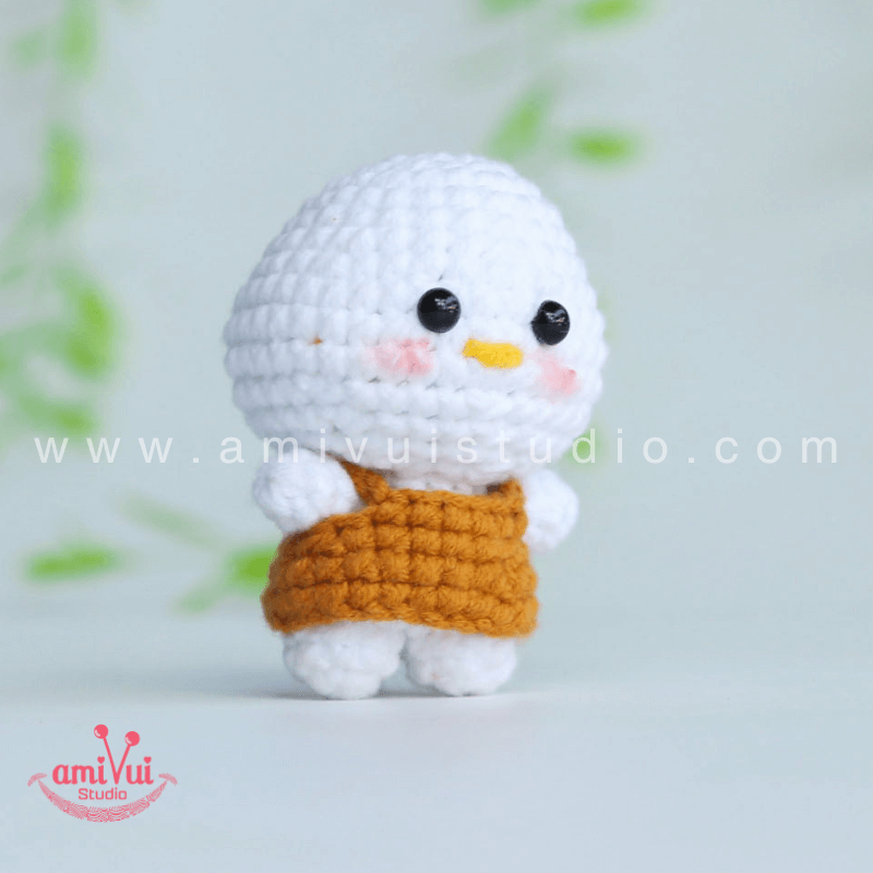 Hướng dẫn cách làm móc khoá gà con mặc váy bằng len - Chart móc miễn phí Amivui Studio