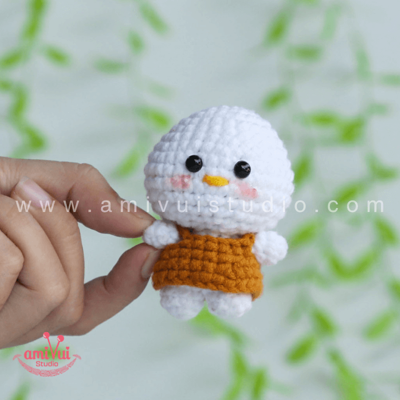 Hướng dẫn cách làm móc khoá gà con mặc váy bằng len - Chart móc miễn phí Amivui Studio